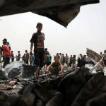 warga Palestina diantara reruntuhan bangunan