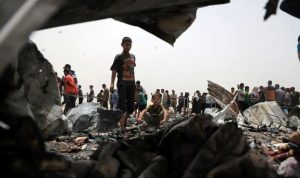 warga Palestina diantara reruntuhan bangunan