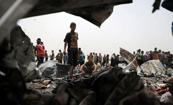 warga Palestina diantara reruntuhan bangunan