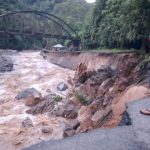 Jalan yang terban di Lembah Anai Sumbar